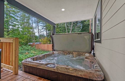 Ashford Cabin | Mt. Rainier Cabin: Sauna-Hot Tub-WiFi-EV