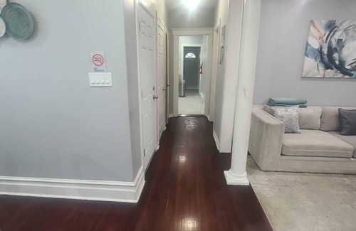 North Side Apartment | MT. Vernon 1st Floor Global Retreat Spacious 3-bedroom