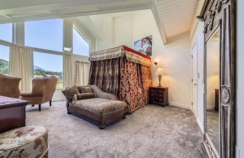 North Bend House | Mt View 3 Level Romantic Getaway Suite- North Bend