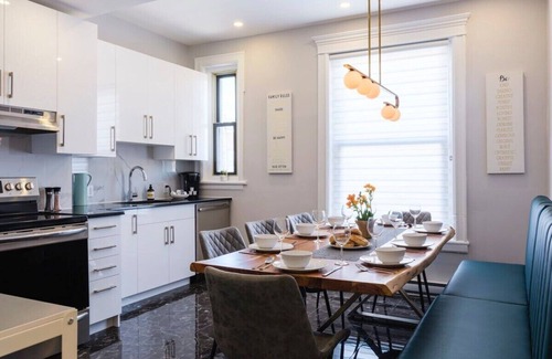 Plateau Mont Royal Apartment | MTLVR #16 | Mountain and city view, sleeps 12