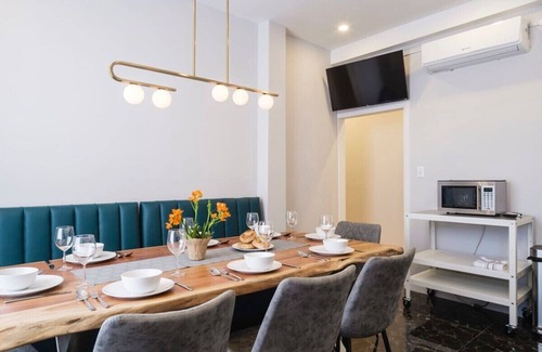 Plateau Mont Royal Apartment | MTLVR #16 | Mountain and city view, sleeps 12