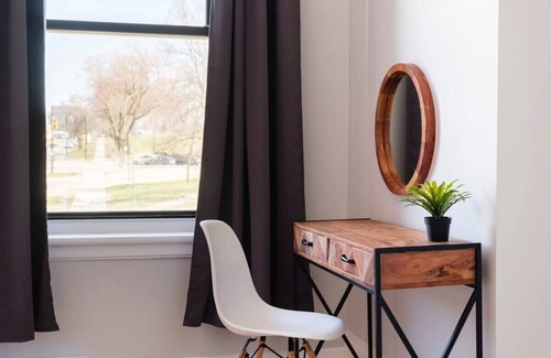 Plateau Mont Royal Apartment | MTLVR #16 | Mountain and city view, sleeps 12