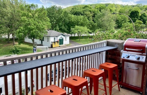 Plateau Mont Royal Apartment | MTLVR #16 | Mountain and city view, sleeps 12
