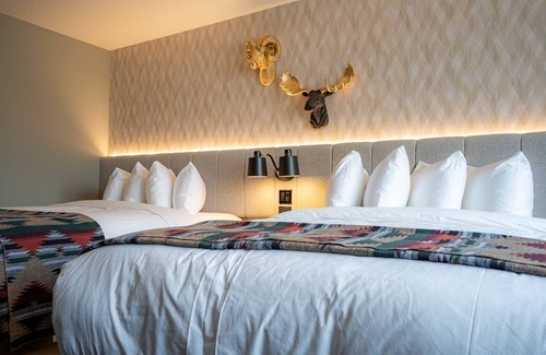 Silvertip Hotel | MTN House - Double Queen Pet Friendly