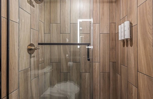 Silvertip Hotel | MTN House - King Room