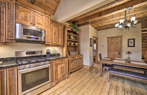 Franklin Cabin | Mtn-View Cabin: Deck, Grill & Fire Pit in Franklin