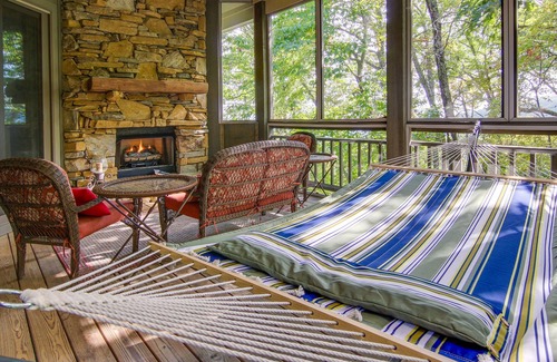 Mountain Air Condo | Mtn-View Condo w/Screened Porch in Burnsville!