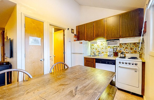 Campton Condo | Mtn-view condo with fireplace, pools, gym, fishing pond, tennis, pickleball, BBQ