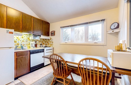 Campton Condo | Mtn-view condo with fireplace, pools, gym, fishing pond, tennis, pickleball, BBQ