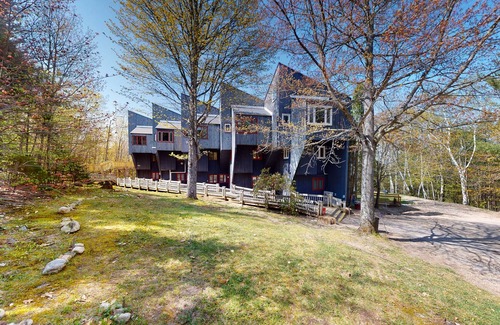 Campton Condo | Mtn-view condo with fireplace, pools, gym, fishing pond, tennis, pickleball, BBQ