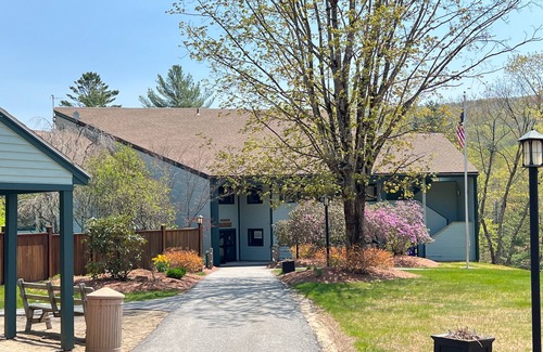 Campton Condo | Mtn-view condo with fireplace, pools, gym, fishing pond, tennis, pickleball, BBQ