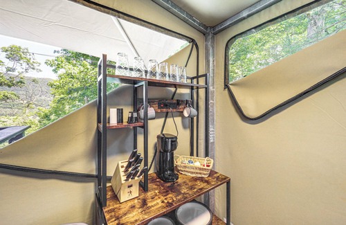 Vilas Cabin | Mtn-View Deck: Scenic Glamping Getaway Near Boone!