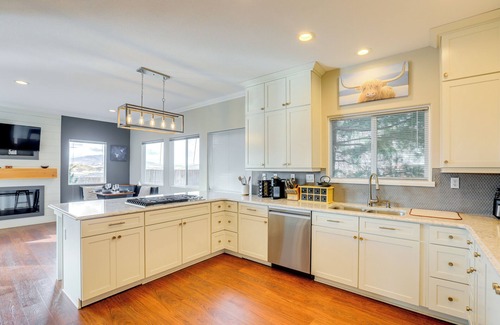 Sparks House | Mtn-View Haven w/Hot Tub! 28 Mi to Mt Rose Ski