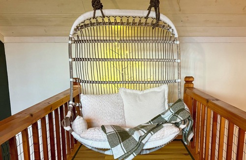 Walnut Mountain Cabin | Mtn View Hot Tub Pool Game Room Porch Wildlife Minutes to Town