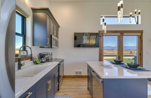 Kalispell Cabin | Mtn-View Tiny Home w/Grill Near Skiing!