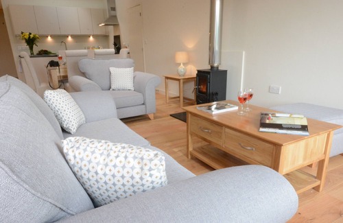 Halesworth Cottage | MUDDY PIG, UBBESTON, pet friendly, with pool in Laxfield
