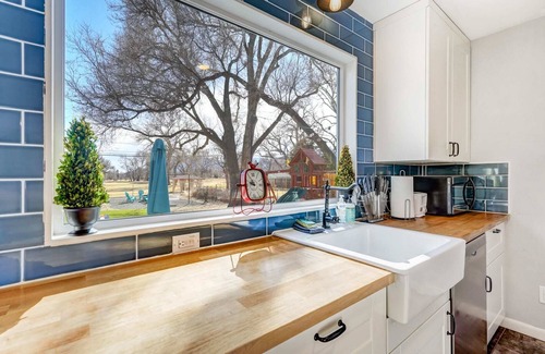 East Colorado Springs House | Mulligan Magic! Putting Green & Hot Tub & Fire Pit