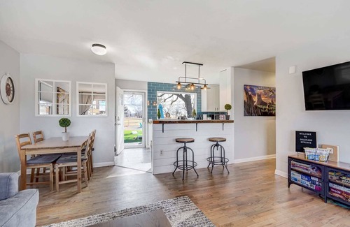 East Colorado Springs House | Mulligan Magic! Putting Green & Hot Tub & Fire Pit