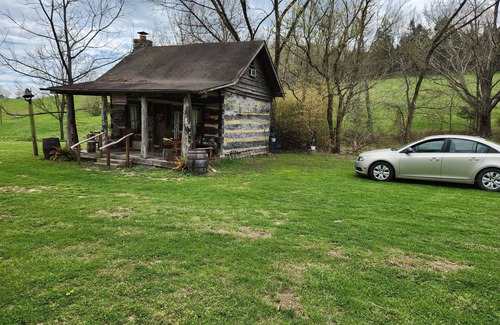 Berry Cabin | Mullins Log Cabin 1850s rustic cabin near Ark Sits on 5 acn15 min to ARKnnnn