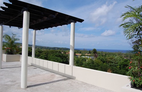 Runaway Bay Villa | Multilevel 8 br villa with fabulous views, members beach access