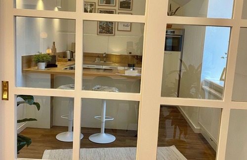 Alt-Moosach Apartment | Munich penthouse with roof terrace, kitchen and parking space in the Moosach district