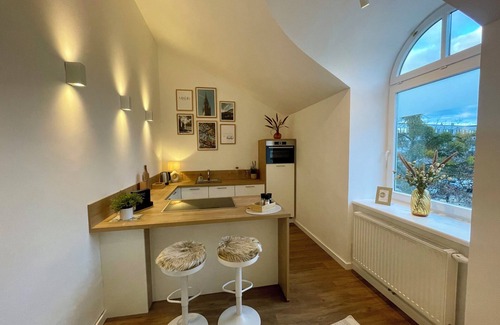 Alt-Moosach Apartment | Munich penthouse with roof terrace, kitchen and parking space in the Moosach district