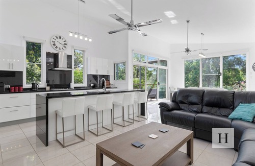 Murrays Beach House | Murrays Lakeshore Getaway - Near Lake, Pool, Cafe!