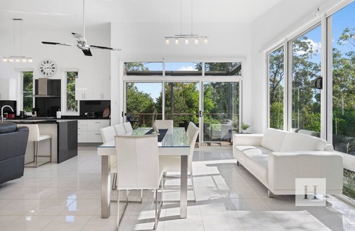 Murrays Beach House | Murrays Lakeshore Getaway - Near Lake, Pool, Cafe!