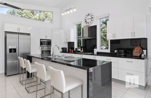 Murrays Beach House | Murrays Lakeshore Getaway - Near Lake, Pool, Cafe!