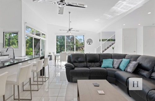 Murrays Beach House | Murrays Lakeshore Getaway - Near Lake, Pool, Cafe!