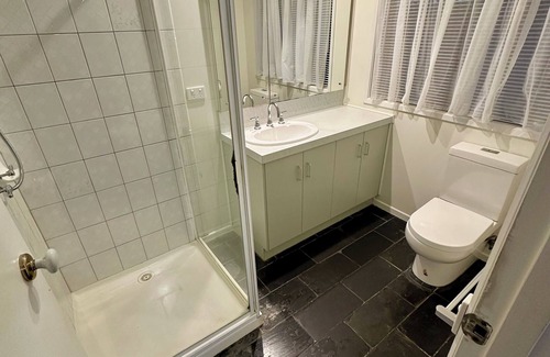 Echuca House | Murrumbidgee Abode Sleeps 8 -4 b New to Stazs Give us a Stay
