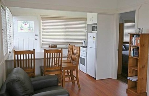Bermagui Cabin | Murunna Cottages No 1 Bermagui (Stringybark). A delightful 2 bedroom cottage .
