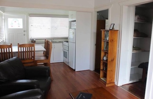 Bermagui Cabin | Murunna Cottages No 1 Bermagui (Stringybark). A delightful 2 bedroom cottage .