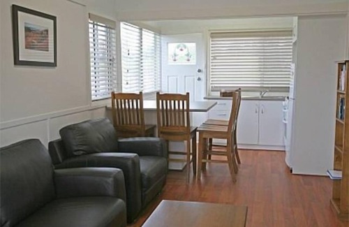 Bermagui Cabin | Murunna Cottages No 1 Bermagui (Stringybark). A delightful 2 bedroom cottage .