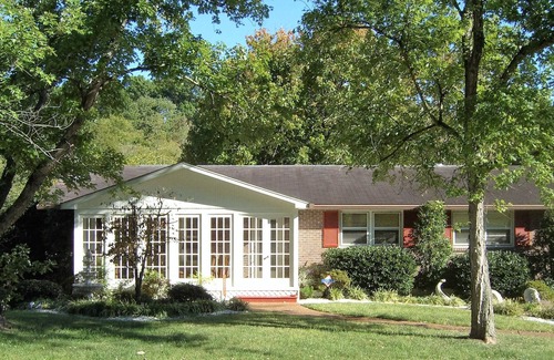 Glengarry House | Musician's Haven in Music City - 7 miles to downtown - off-street parking