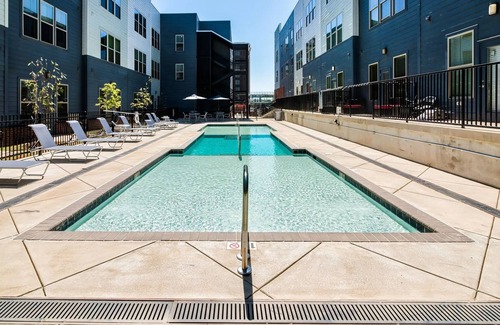 Downtown Memphis Apartment | *Musician's KING SUITE downtown with POOL & GYM*