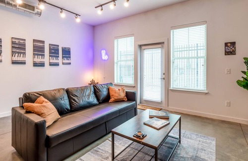 Downtown Memphis Apartment | *Musician's KING SUITE downtown with POOL & GYM*