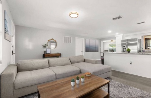 Holiday House | Mustafa Holiday House · Cozy 2 BR home close to Beaches and Sponge Docks!