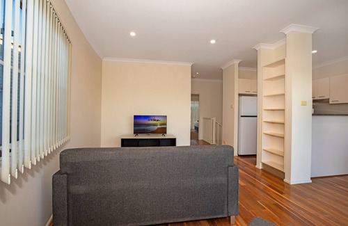 Muswellbrook Villa | Muswellbrook Villa 1 - Spacious, Comfy, Full Amenities - Shared Garden and Pool