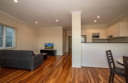 Muswellbrook Villa | Muswellbrook Villa 1 - Spacious, Comfy, Full Amenities - Shared Garden and Pool