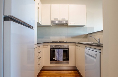 Muswellbrook Villa | Muswellbrook Villa 1 - Spacious, Comfy, Full Amenities - Shared Garden and Pool