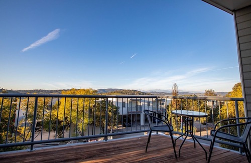 Muswellbrook Villa | Muswellbrook Villa 1 - Spacious, Comfy, Full Amenities - Shared Garden and Pool