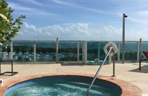 Coconut Grove Apartment | MVR Bright Suite with Premium Bedding
