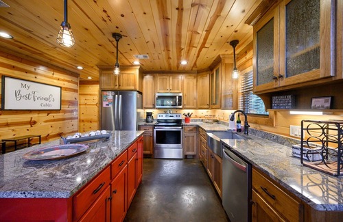 Hochatown Cabin | My Best Friend's Cabin: 2 BR + Loft Game Room, 2 Bath, Sleeps 8
