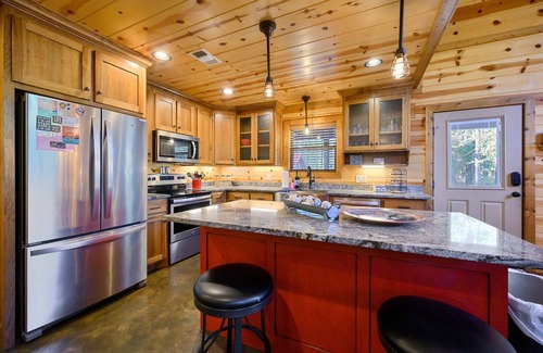 Hochatown Cabin | My Best Friend's Cabin: 2 BR + Loft Game Room, 2 Bath, Sleeps 8