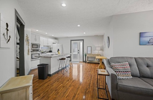 Eddyville Cottage | "My Happy Place"- Hot Tub & Lake Views