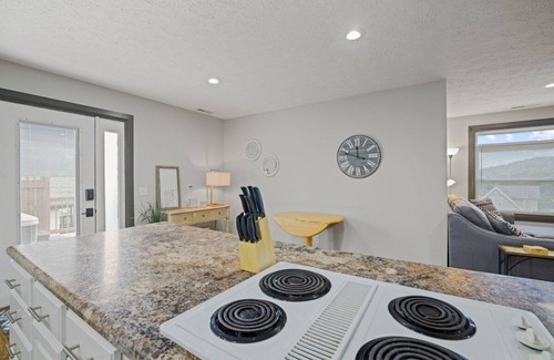 Eddyville Cottage | "My Happy Place"- Hot Tub & Lake Views