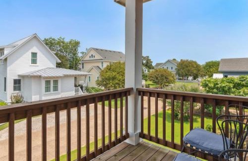 Historic Downtown Manteo Apartment | Myrtles Retreat Walk to Festival Park Downtown