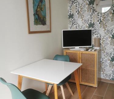 Cadereau Bed & Breakfast | Nîmes les pins studio parking privé extérieur