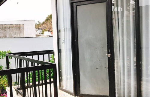 Nha Trang Villa | Nắng Homestay là nhà riêng, nằm trong hẻm cách đường lớn khoảng 300 mét.